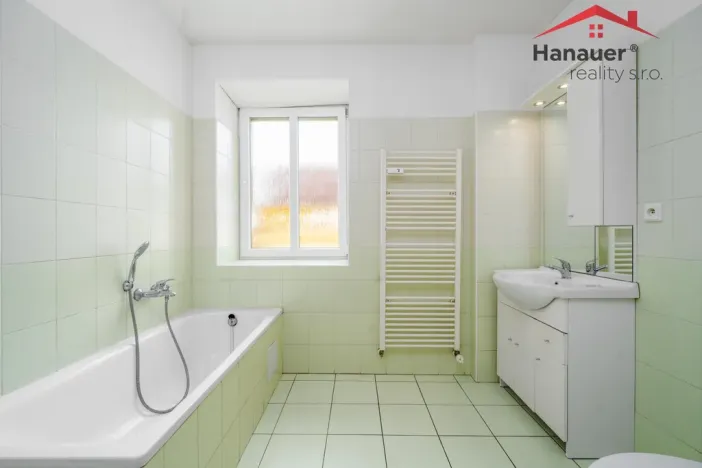 Prodej komerční nemovitosti, Hostomice, Školní náměstí, 487 m2