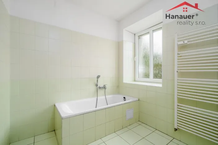 Prodej komerční nemovitosti, Hostomice, Školní náměstí, 487 m2