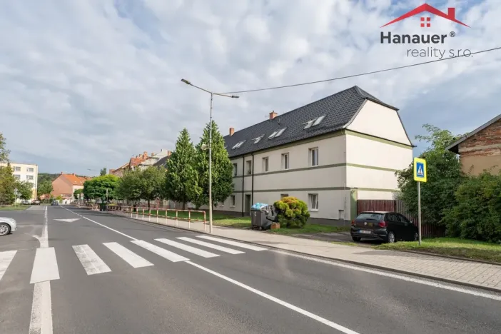 Prodej komerční nemovitosti, Hostomice, Školní náměstí, 487 m2