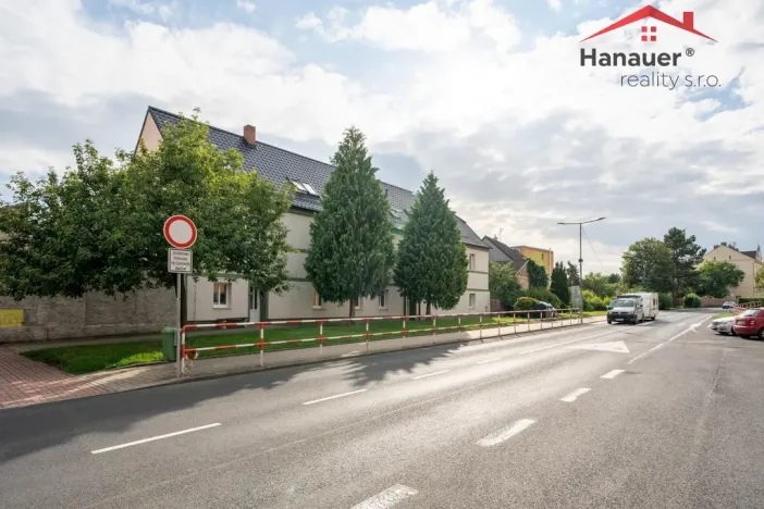 Prodej komerční nemovitosti, Hostomice, Školní náměstí, 487 m2