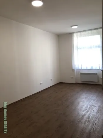 Pronájem bytu 1+kk, Praha - Bubeneč, Jaselská, 29 m2