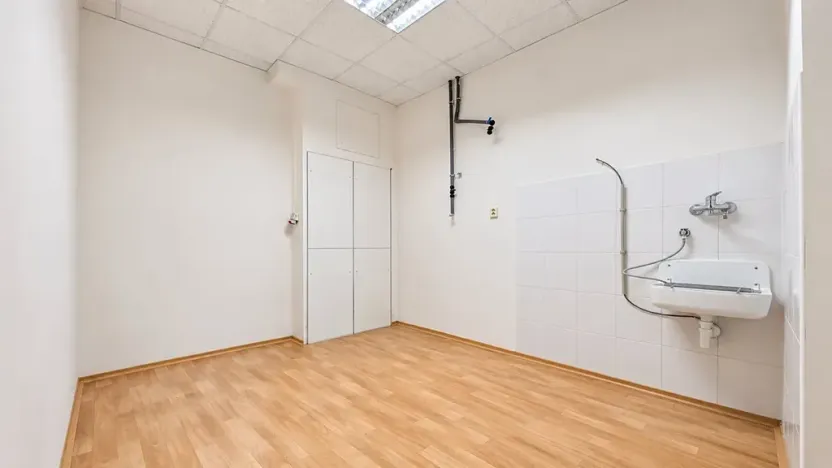 Pronájem skladu, Brno, Šujanovo náměstí, 72 m2