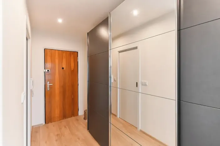 Pronájem bytu 2+kk, Praha - Kobylisy, Famfulíkova, 44 m2