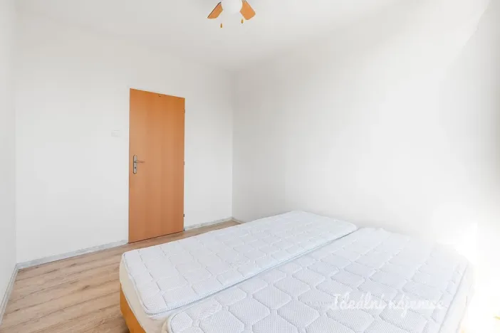 Pronájem bytu 2+kk, Praha - Prosek, Zárybská, 41 m2