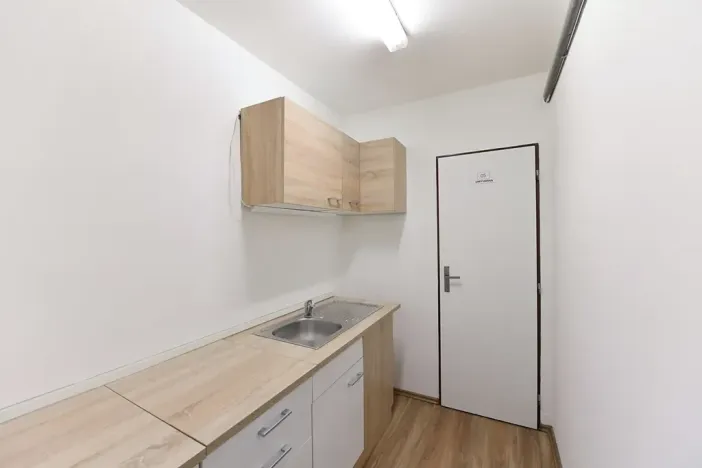 Prodej skladu, Praha - Horní Počernice, Komárovská, 210 m2