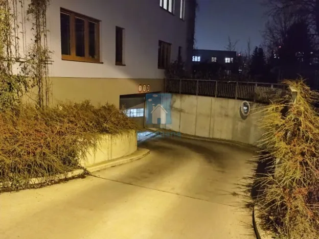 Pronájem garážového stání, Praha, Březenská, 12 m2