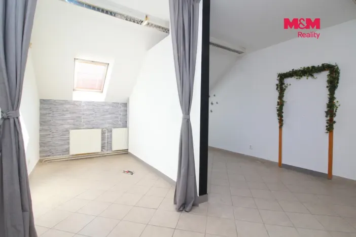 Pronájem obchodního prostoru, Chlumec nad Cidlinou - Chlumec nad Cidlinou IV, Kozelkova, 24 m2