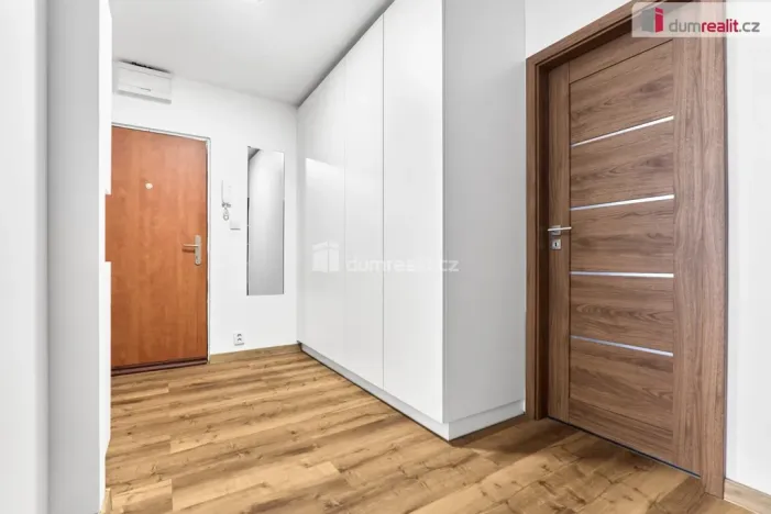 Prodej bytu 3+1, Karlovy Vary - Bohatice, Ostrovská, 76 m2
