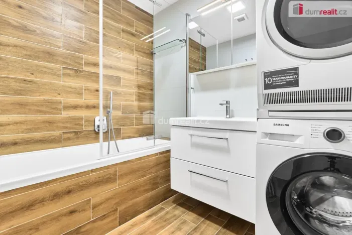 Prodej bytu 3+1, Karlovy Vary - Bohatice, Ostrovská, 76 m2