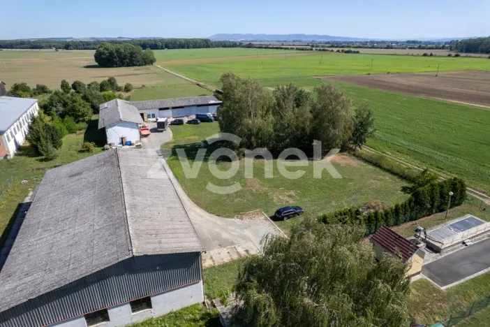 Prodej komerční nemovitosti, Chropyně - Plešovec, 740 m2