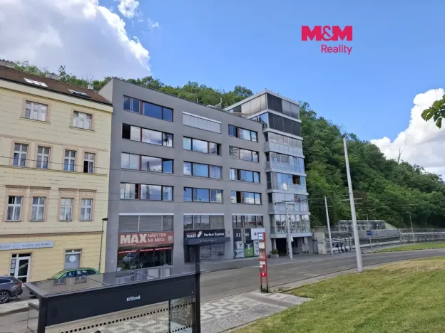 Pronájem garážového stání, Praha - Smíchov, Radlická, 13 m2