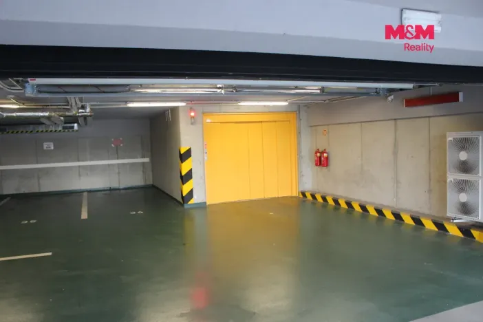 Pronájem garážového stání, Praha - Smíchov, Radlická, 13 m2