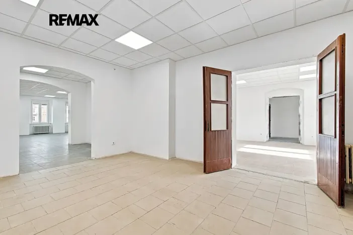 Pronájem obchodního prostoru, Přeštice, Masarykovo nám., 171 m2