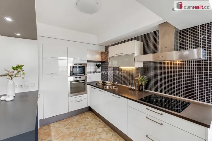 Prodej bytu 2+kk, Praha - Horní Měcholupy, Padovská, 65 m2