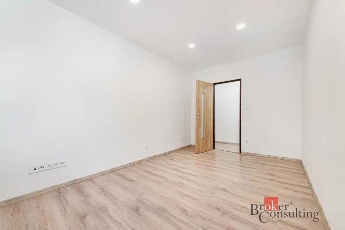 Pronájem bytu 2+kk, Praha - Kobylisy, Chabařovická, 47 m2