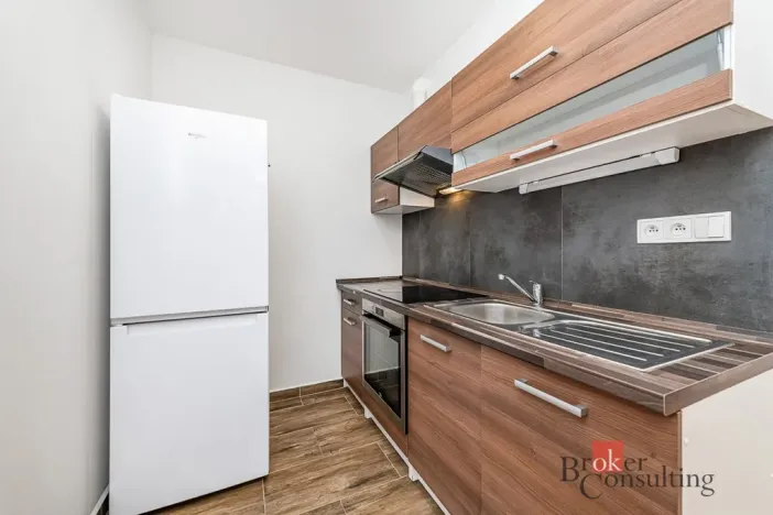 Pronájem bytu 2+kk, Praha - Kobylisy, Chabařovická, 47 m2