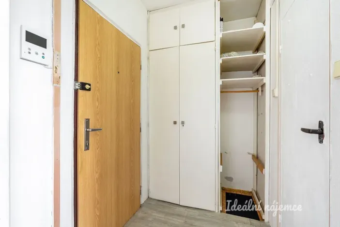 Pronájem bytu 1+kk, Praha - Prosek, Bílinská, 26 m2