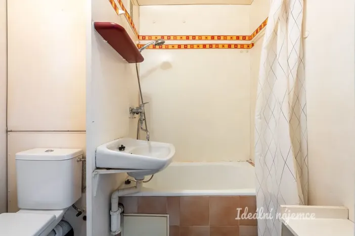 Pronájem bytu 1+kk, Praha - Prosek, Bílinská, 26 m2