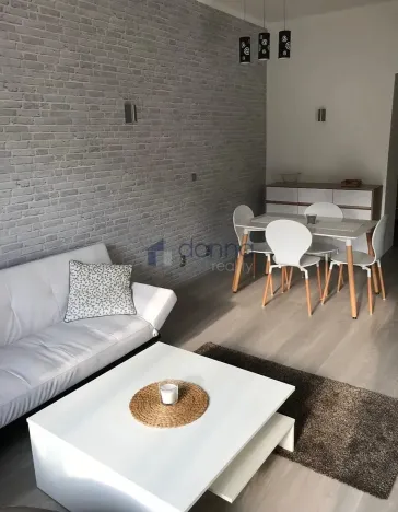 Pronájem bytu 2+kk, Praha, Pernerova, 50 m2