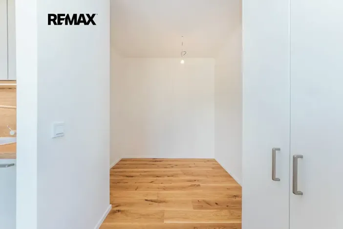 Pronájem bytu 1+kk, Praha - Radlice, U Komína, 37 m2