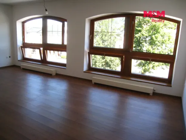 Prodej obchodního prostoru, Frenštát pod Radhoštěm, nám. Míru, 900 m2