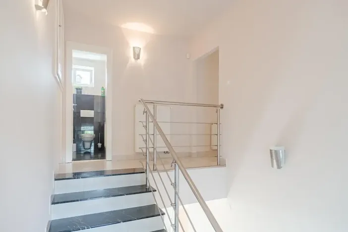 Pronájem rodinného domu, Benátky, 241 m2