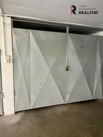 Pronájem garáže, Praha - Kobylisy, Famfulíkova, 19 m2