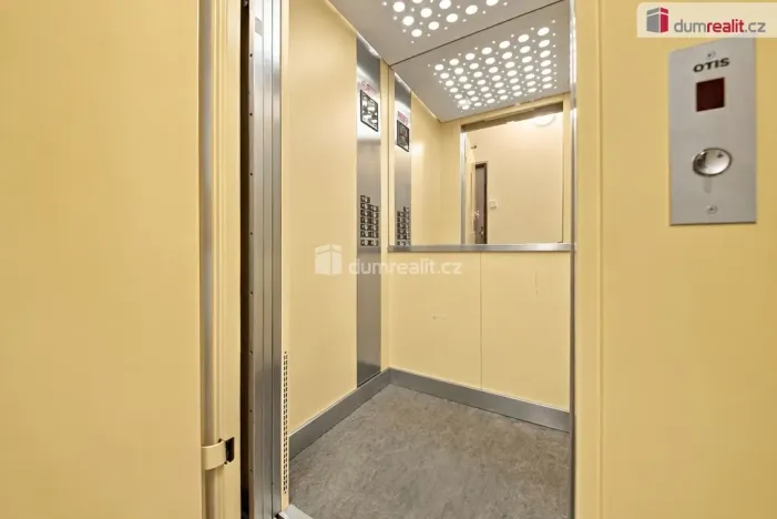 Prodej bytu 2+1, Karlovy Vary - Drahovice, Anglická, 59 m2