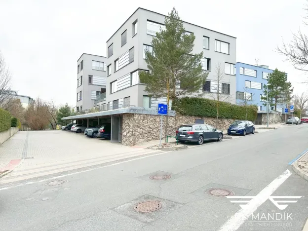 Pronájem garáže, Praha - Prosek, Valečovská, 12 m2