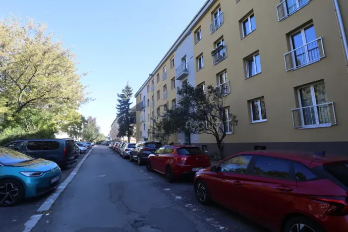 Pronájem bytu 1+kk, Praha, Michelangelova, 23 m2