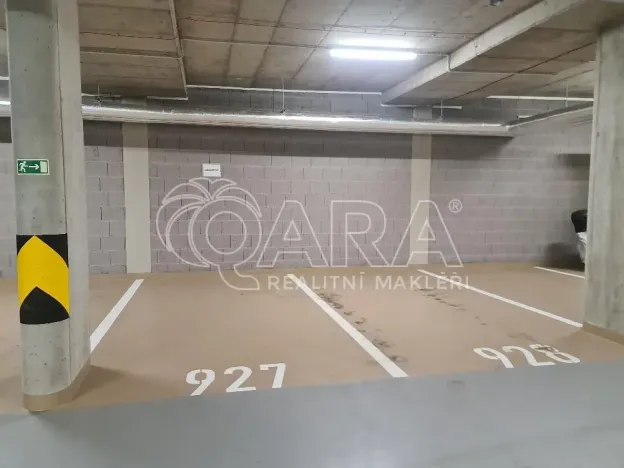 Pronájem garážového stání, Praha - Modřany, Mezi vodami, 13 m2