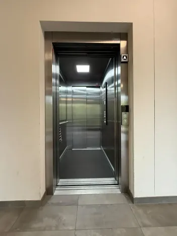 Pronájem garáže, Praha - Uhříněves, Ke kříži, 13 m2
