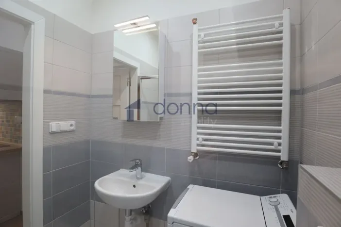 Pronájem bytu 1+kk, Praha, Jagellonská, 27 m2
