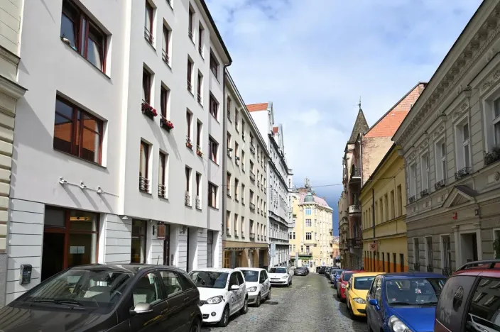 Pronájem garážového stání, Praha - Vinohrady, Voroněžská, 10 m2