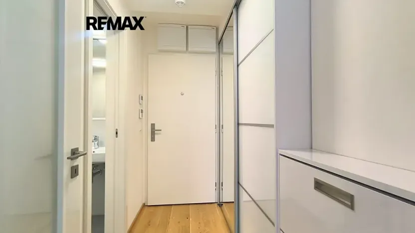 Pronájem bytu 1+kk, Praha - Smíchov, Podbělohorská, 39 m2