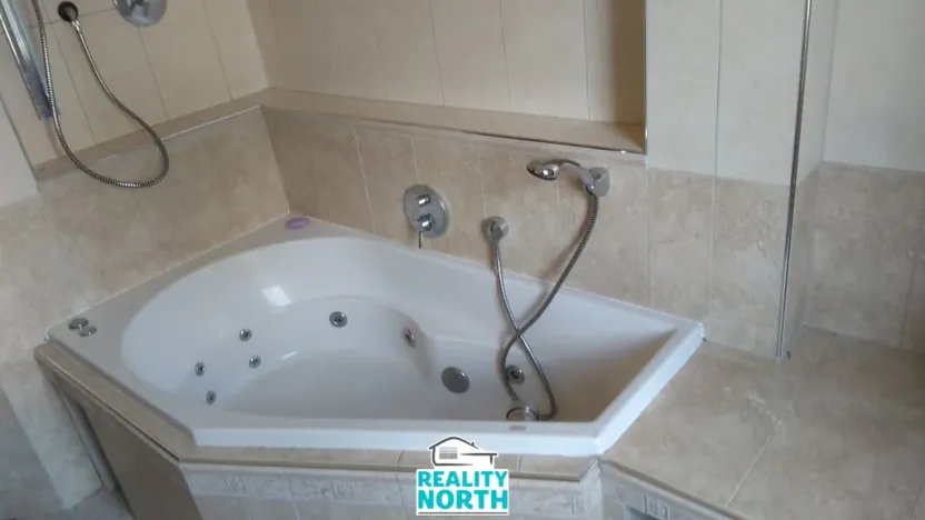 Prodej podílu 1/2 rodinného domu, Hejnice, Klášterní, 690 m2