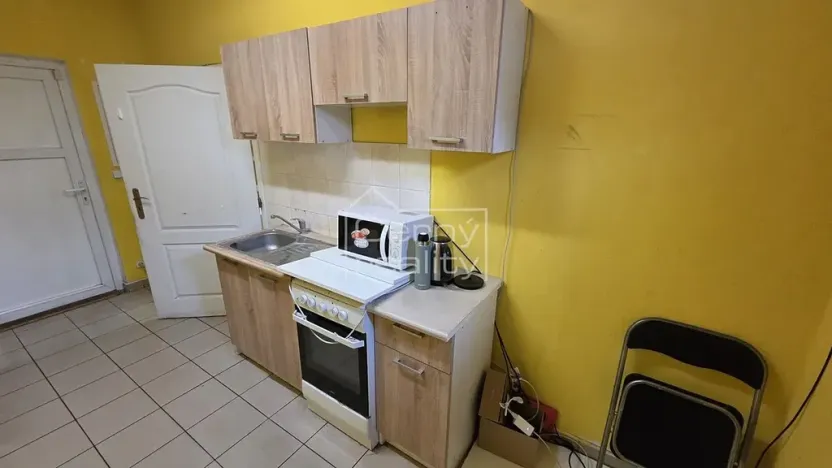 Pronájem obchodního prostoru, Pardubice, Habřinská, 92 m2