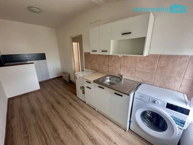Pronájem bytu 1+1, Karlovy Vary, Závodu míru, 40 m2
