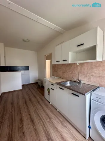 Pronájem bytu 1+1, Karlovy Vary, Závodu míru, 40 m2