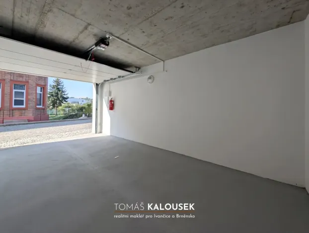Pronájem garáže, Oslavany, 19 m2