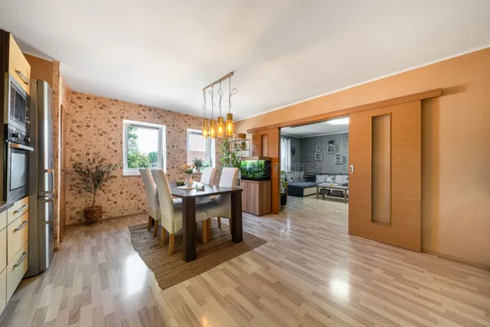 Prodej bytu 3+1, Ostrov, Nádražní, 89 m2