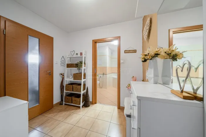Prodej bytu 3+1, Ostrov, Nádražní, 89 m2