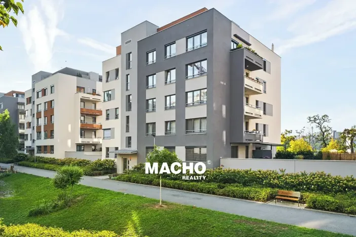 Pronájem garážového stání, Praha, Krnkova, 18 m2