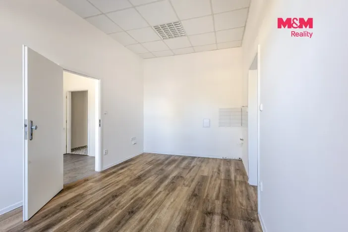 Pronájem obchodního prostoru, Nový Bor, Tržní náměstí, 108 m2