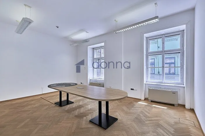 Pronájem kanceláře, Praha, Soukenická, 212 m2
