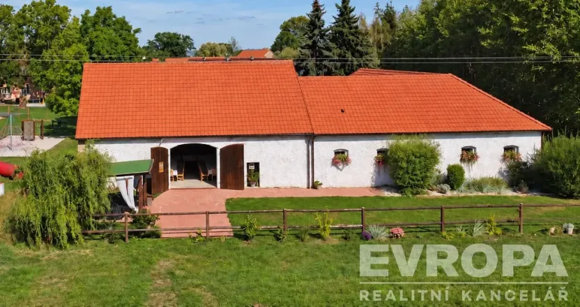 Prodej komerční nemovitosti, Borovy, 500 m2
