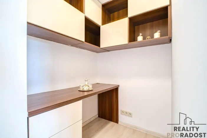 Prodej bytu 2+kk, Ostrava, Vrázova, 79 m2