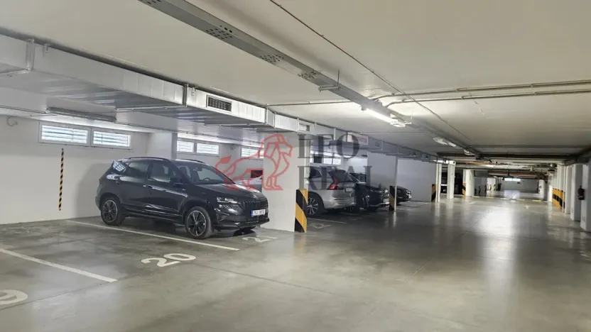 Pronájem garážového stání, Praha - Záběhlice, Mattioliho, 18 m2