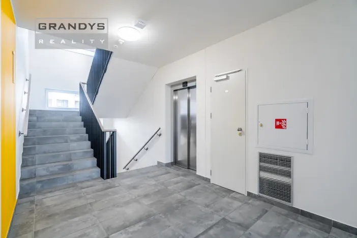 Pronájem bytu 1+kk, Praha - Uhříněves, Oty Bubeníčka, 29 m2