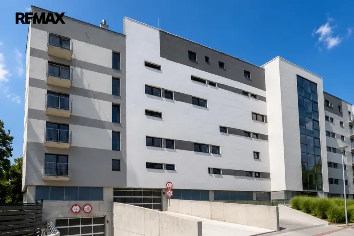 Pronájem garážového stání, Hradec Králové - Nový Hradec Králové, Pod Zámečkem, 15 m2